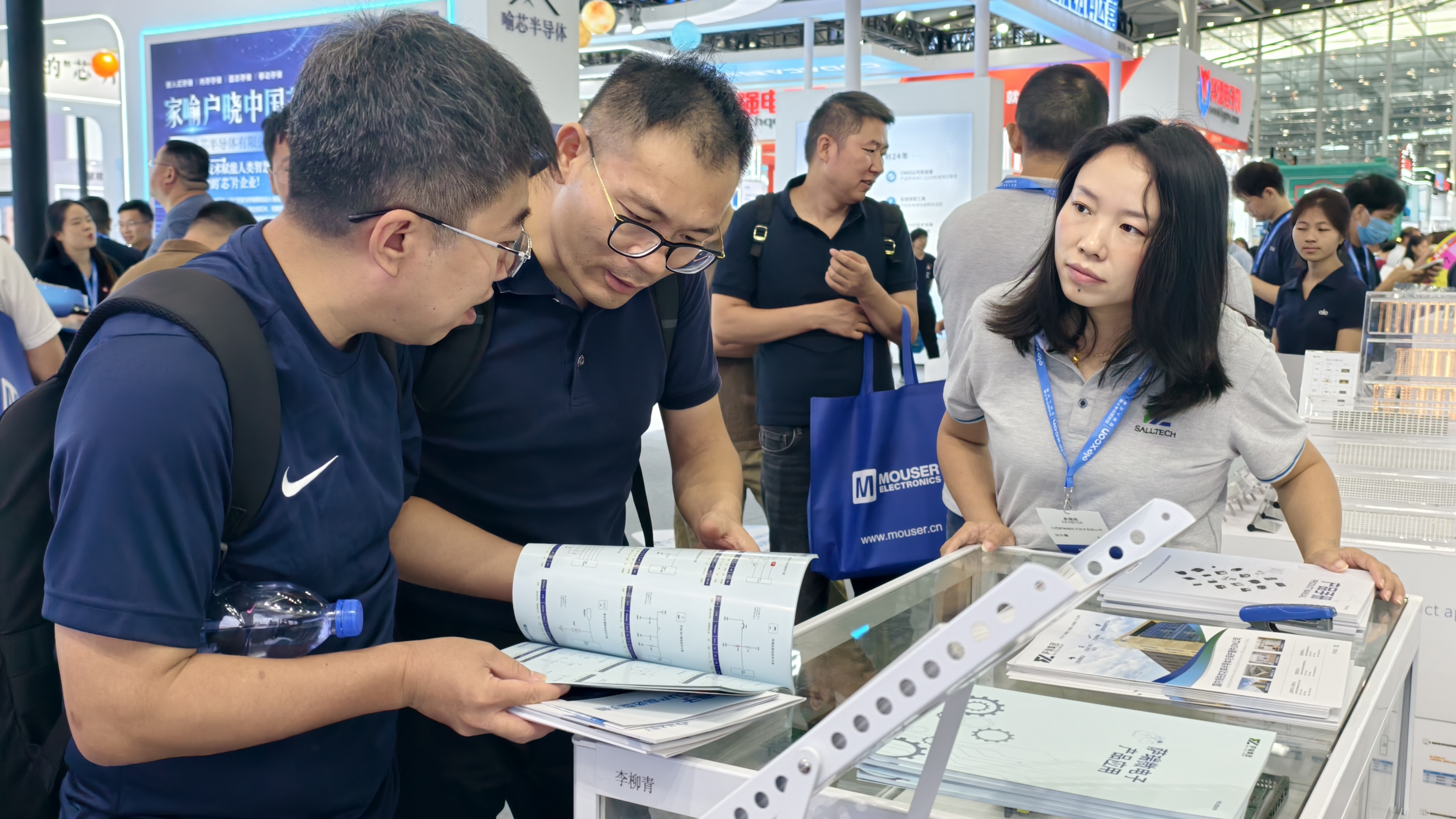 榮耀收官！江西樂天使微電子閃耀 2025 深圳電子展并榮獲年度大獎